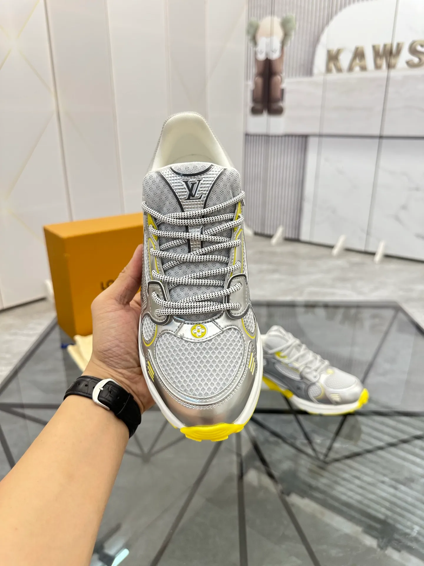 Men's shoes: 💰P660¥ Top quality Product trademark: LV* "Louis Vuitton*" low-top casual shoes Regular size: 35-44 (can be customized to 45.46) Couple style Product materials: Upper imported cowhide stitching original material, breathable lining, original outsole. Number: H218